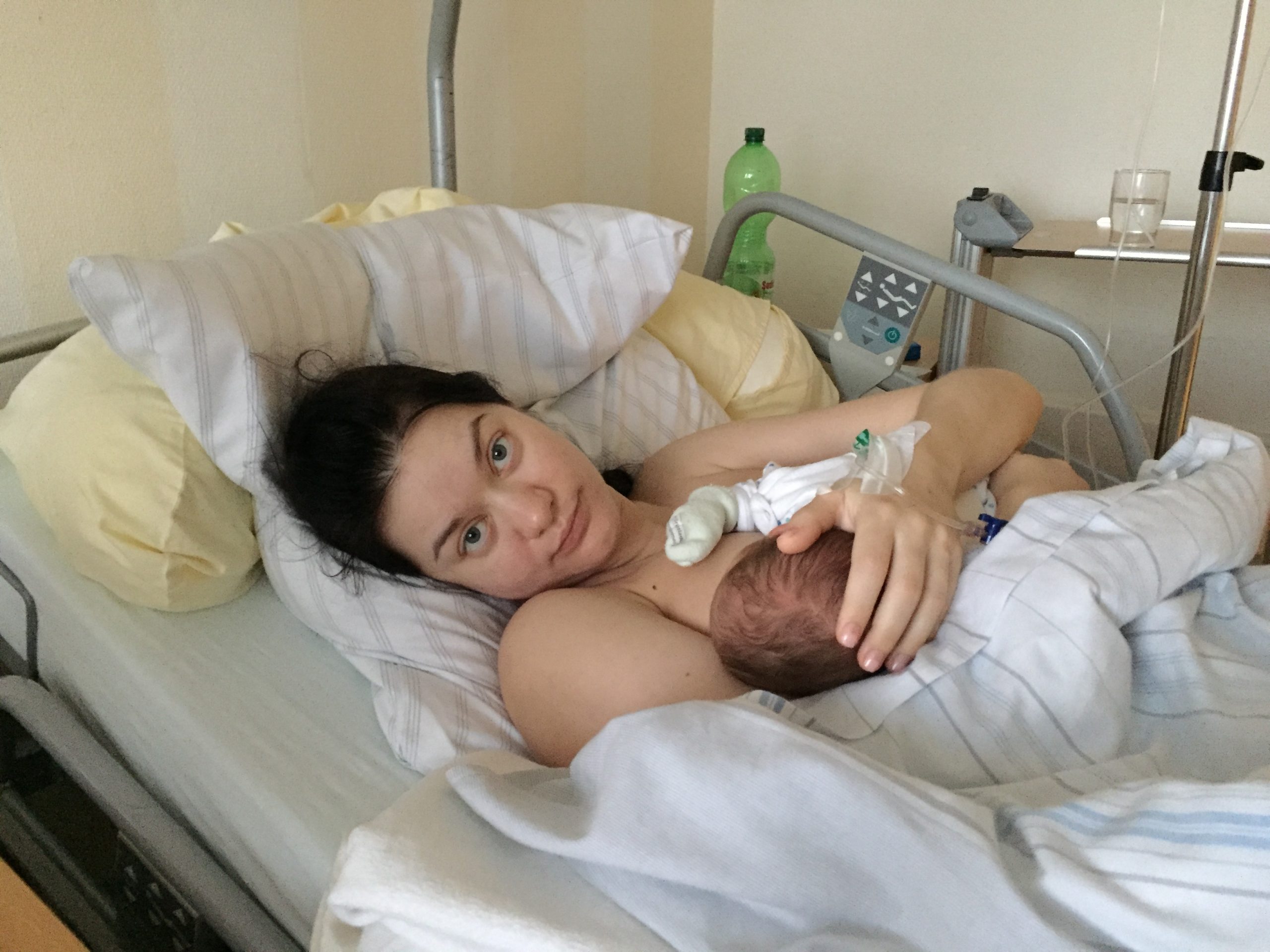 Elena Biedert Geburtsgeschichte hält das Baby ersten Tag